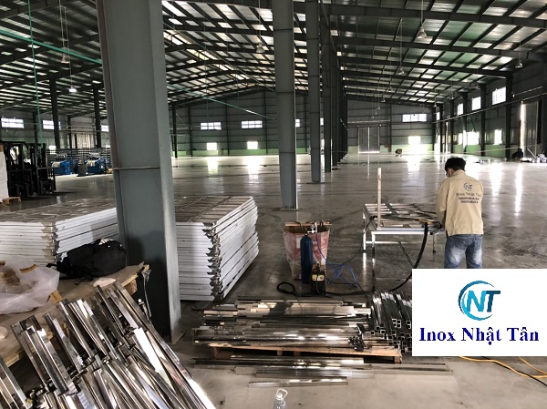 ban-ghe-inox-nhat-tan-04